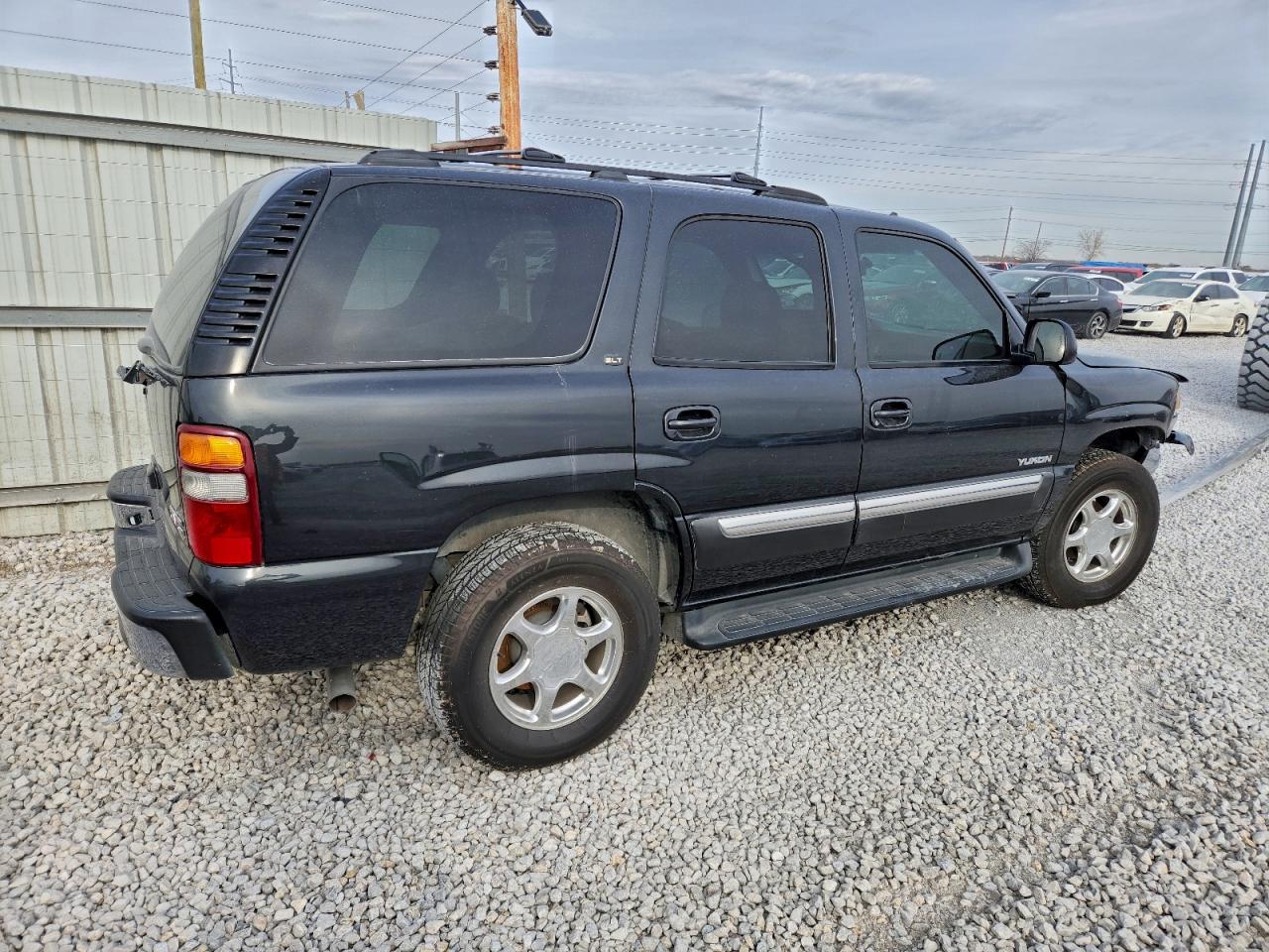 2003 GMC YUKON photo 3