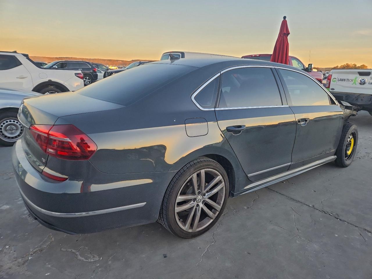 2017 VOLKSWAGEN PASSAT R-LINE photo 3