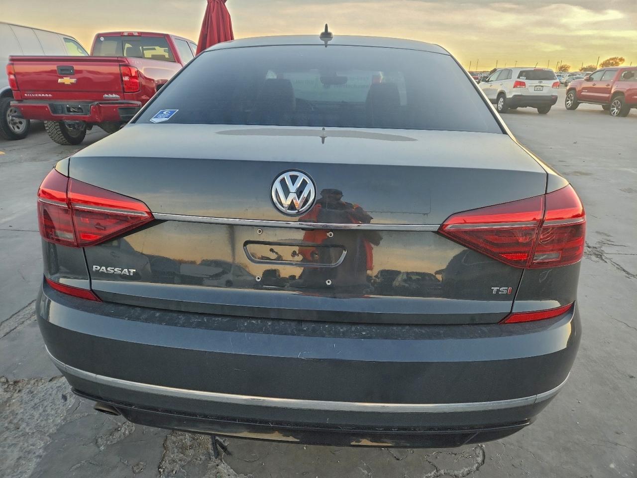 2017 VOLKSWAGEN PASSAT R-LINE photo 6