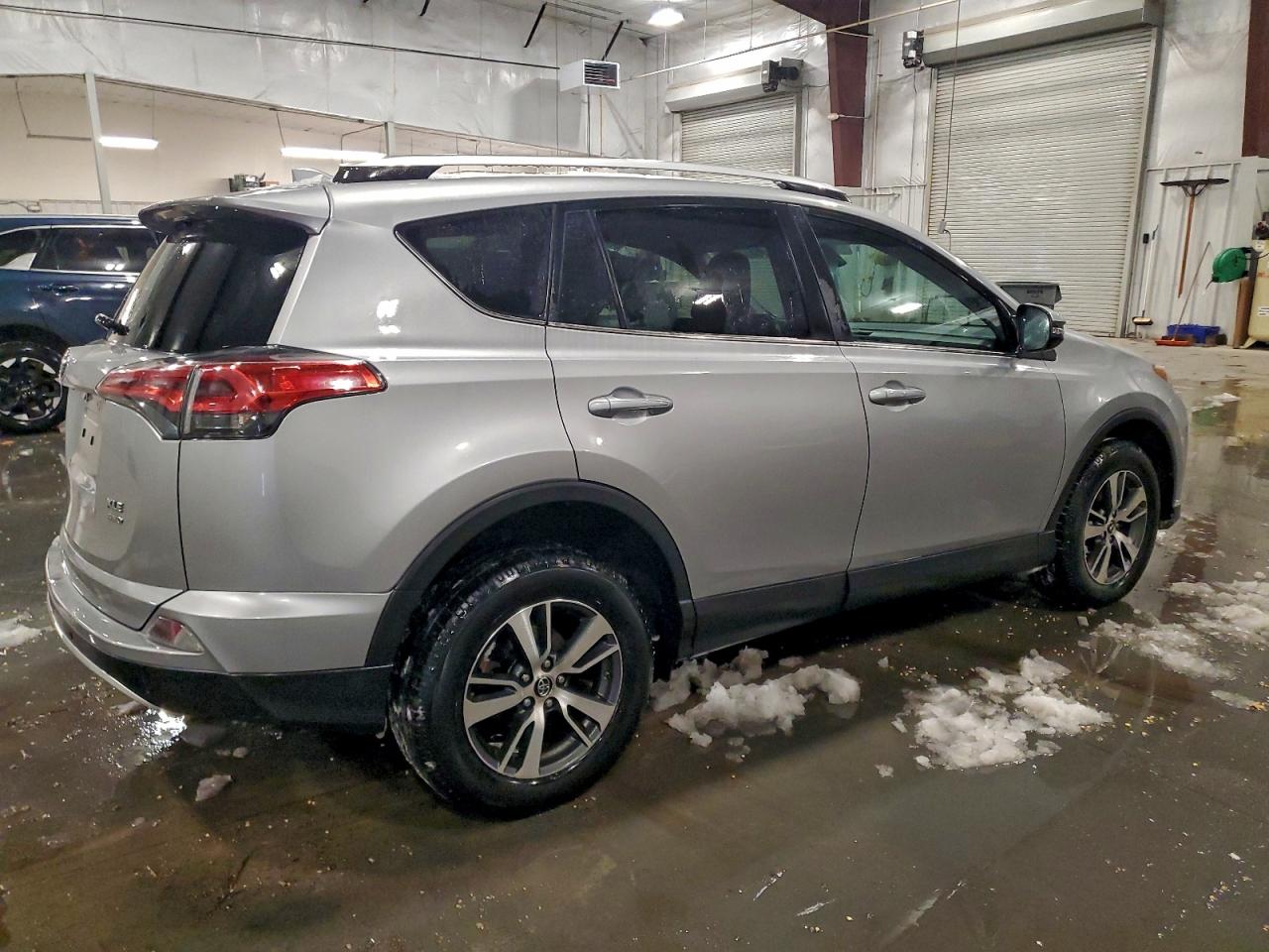 2016 TOYOTA RAV4 XLE photo 3