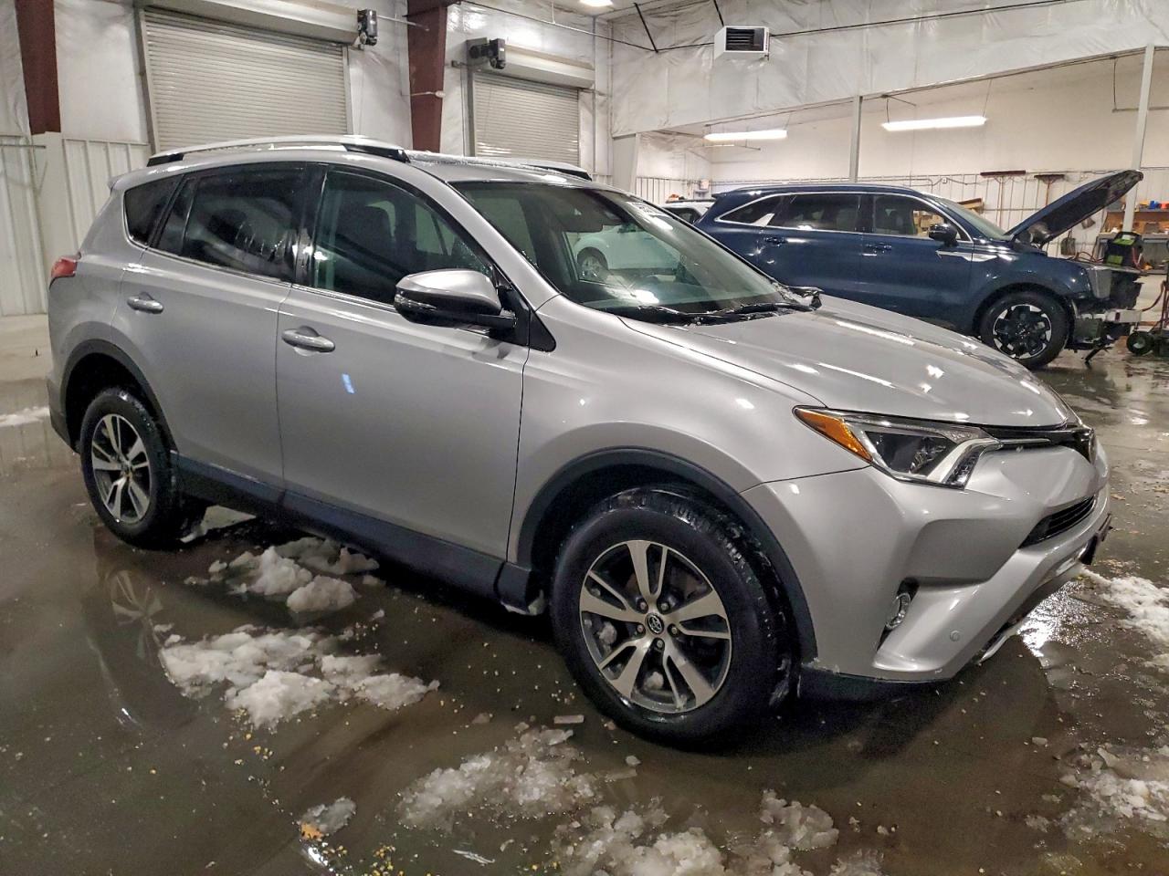 2016 TOYOTA RAV4 XLE photo 4