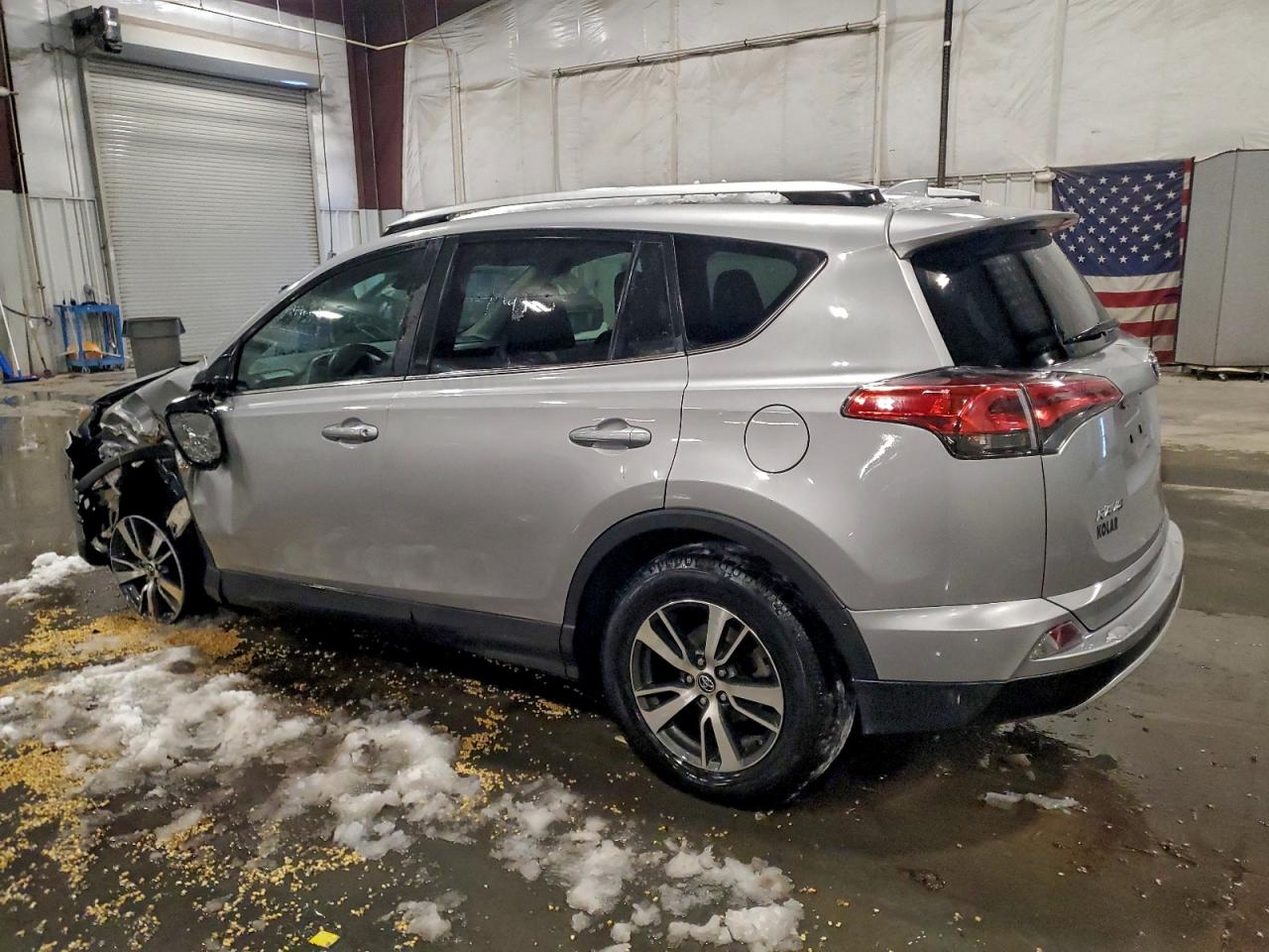 2016 TOYOTA RAV4 XLE photo 2