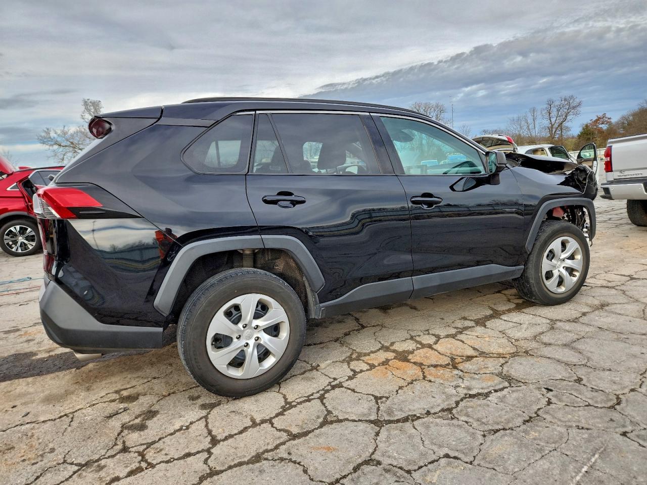 2021 TOYOTA RAV4 LE photo 3