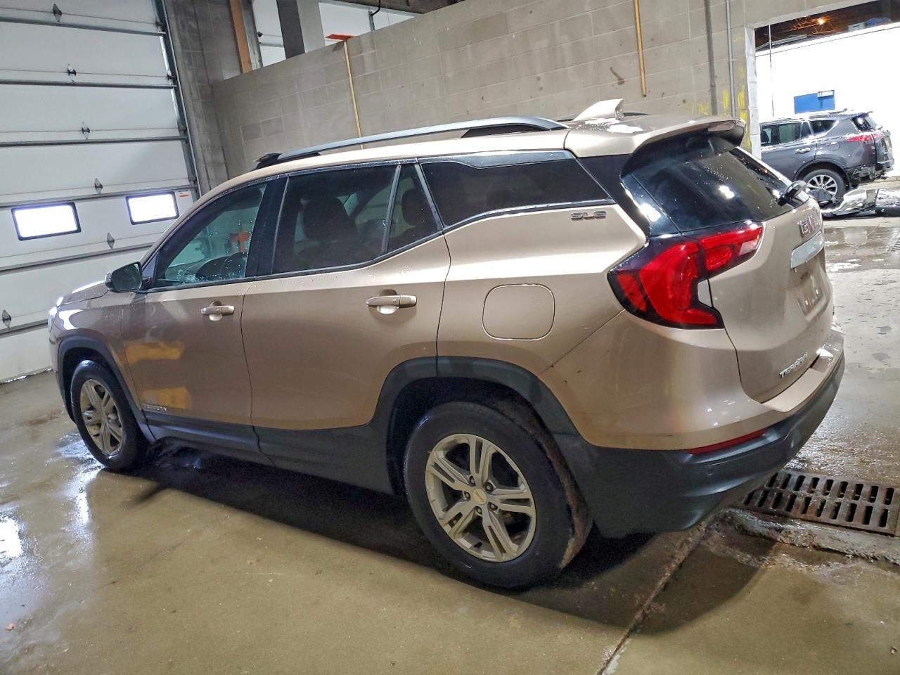 2018 GMC TERRAIN SLE photo 2