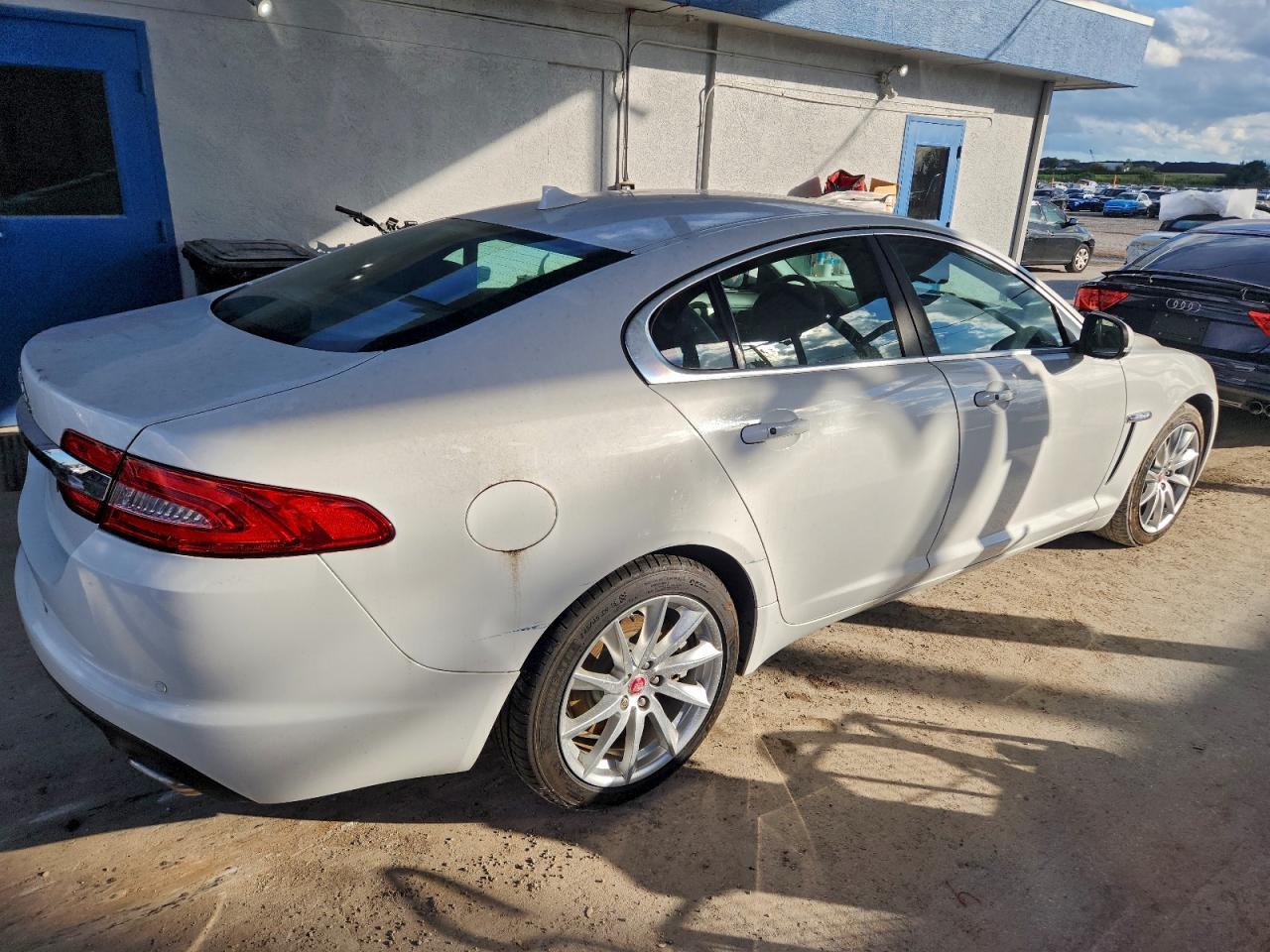2015 JAGUAR XF 2.0T PREMIUM photo 3