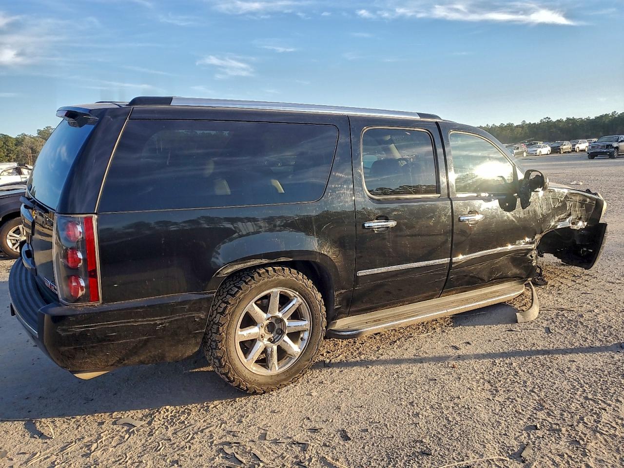 2012 GMC YUKON XL DENALI photo 3