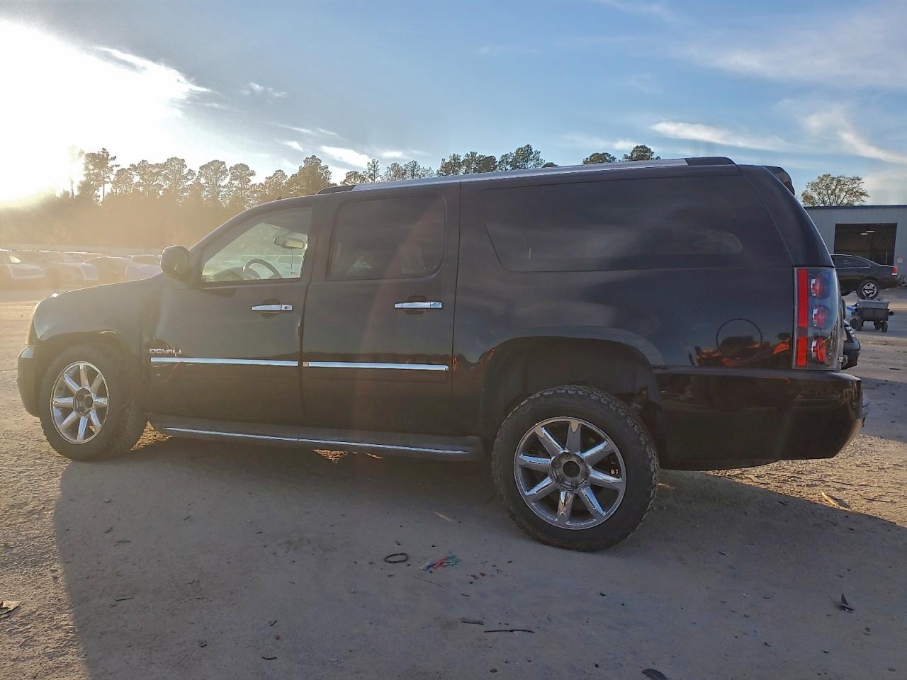 2012 GMC YUKON XL DENALI photo 2