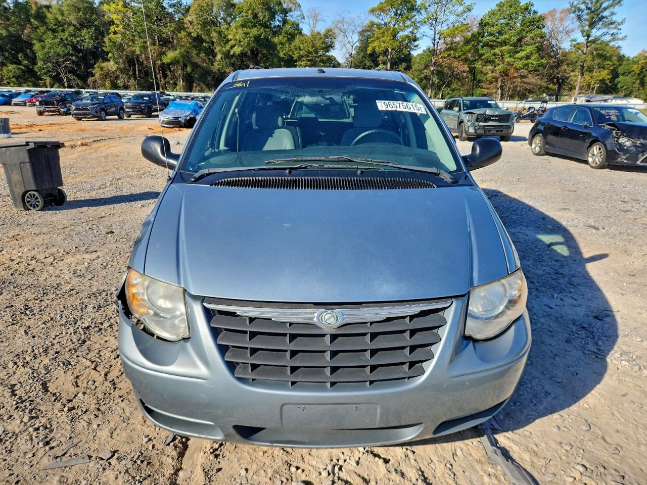 2006 CHRYSLER TOWN & COUNTRY LX photo 5