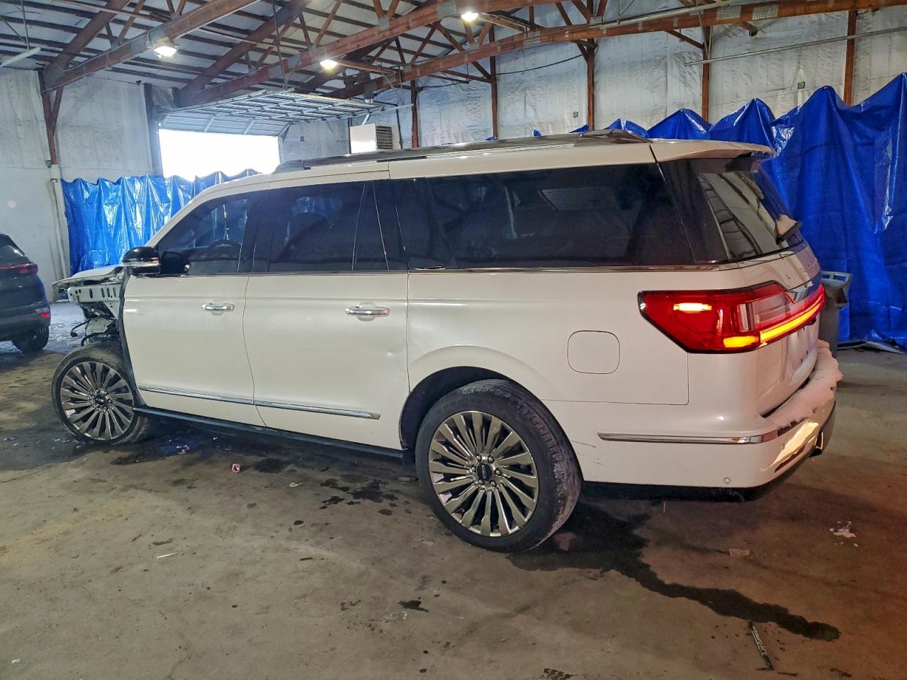 2018 LINCOLN NAVIGATOR L RESERVE photo 2