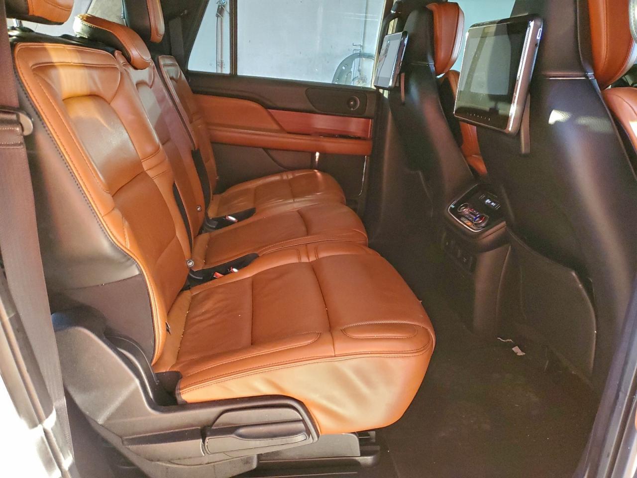 2018 LINCOLN NAVIGATOR L RESERVE photo 11