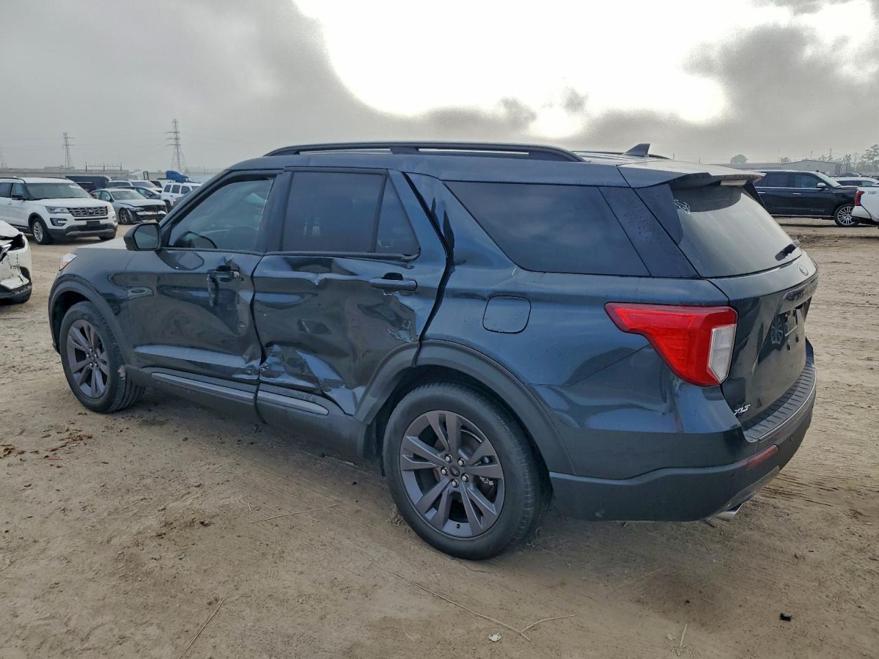 2023 FORD EXPLORER XLT photo 2