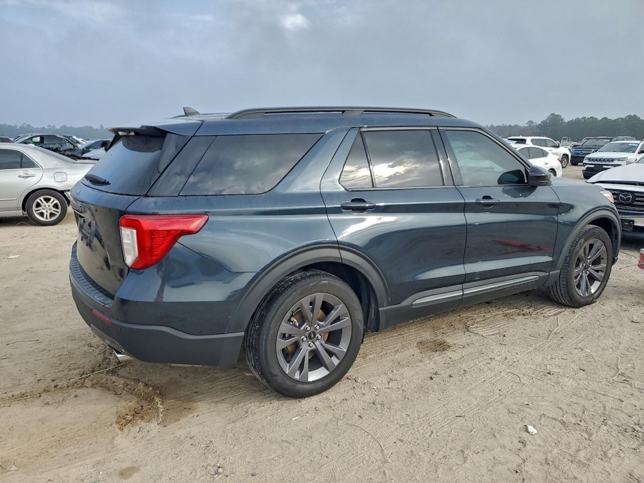 2023 FORD EXPLORER XLT photo 3