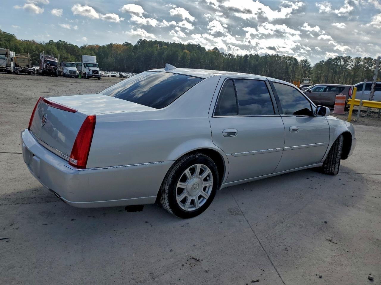 2010 CADILLAC DTS photo 3