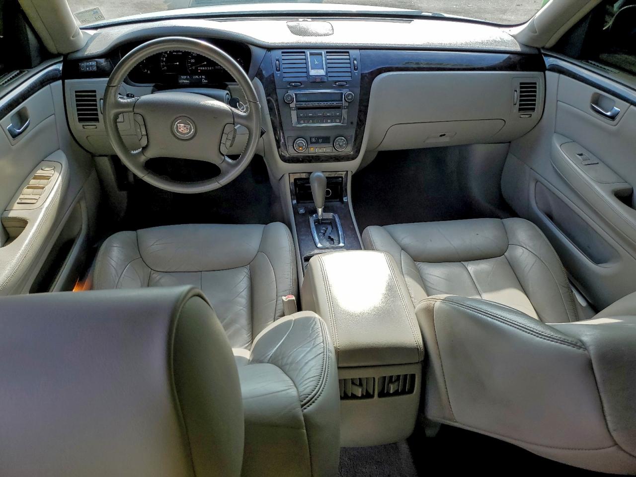 2010 CADILLAC DTS photo 8