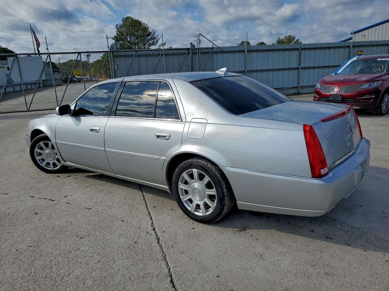 2010 CADILLAC DTS photo 2