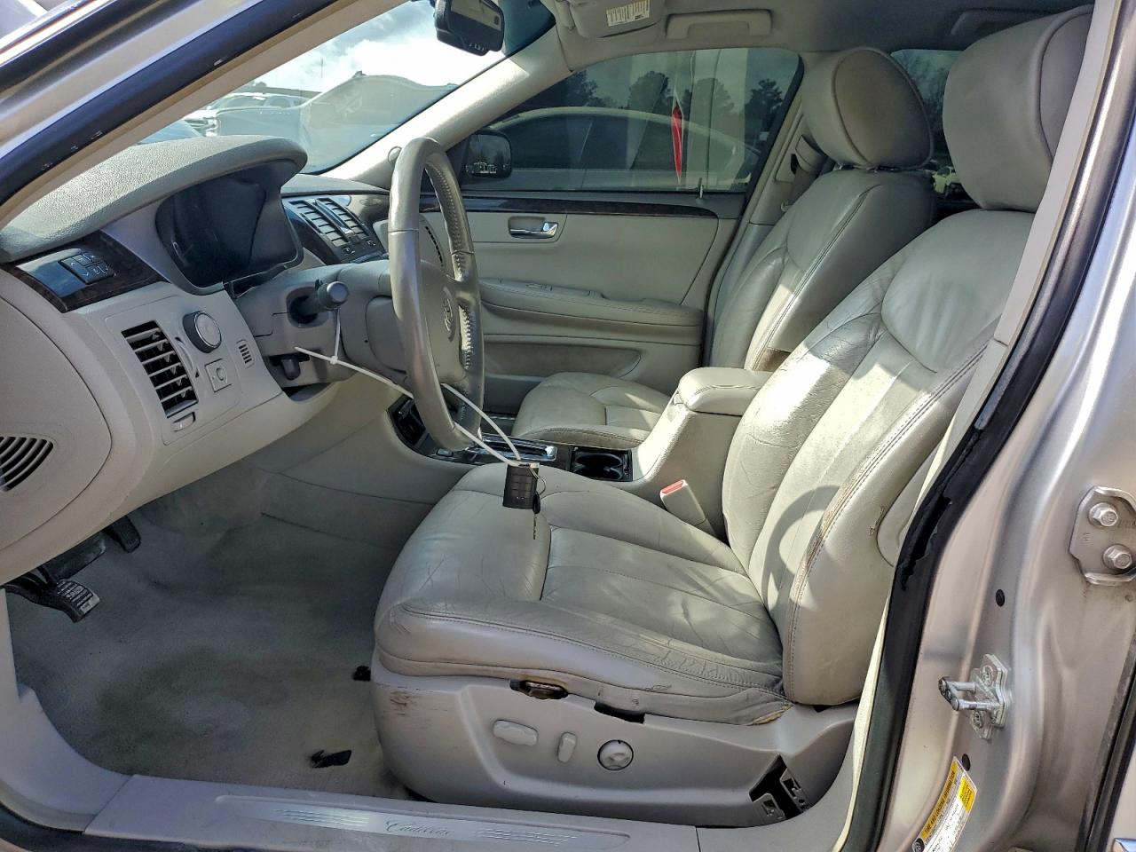 2010 CADILLAC DTS photo 7
