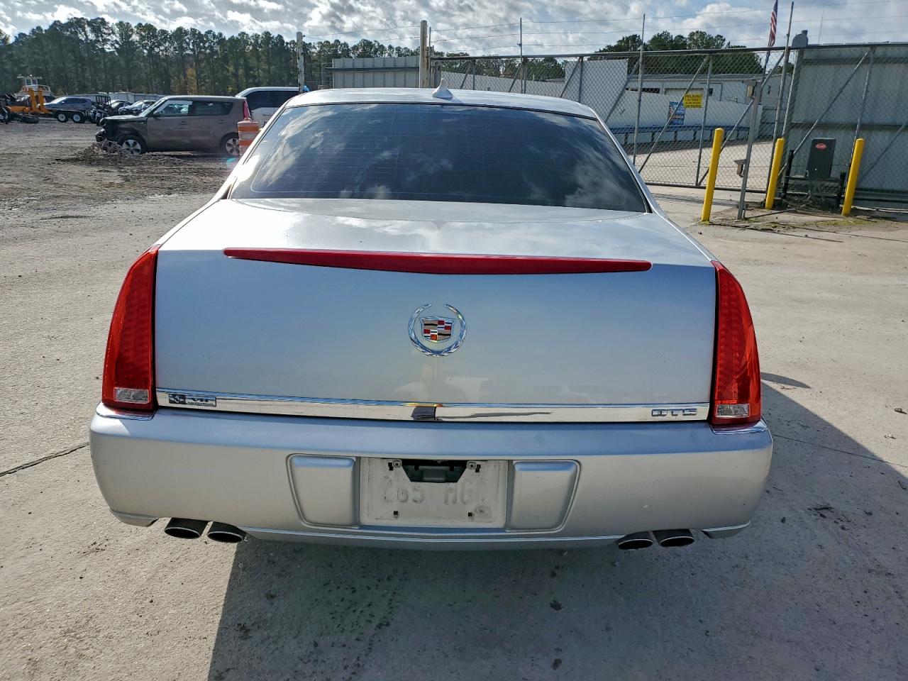 2010 CADILLAC DTS photo 6