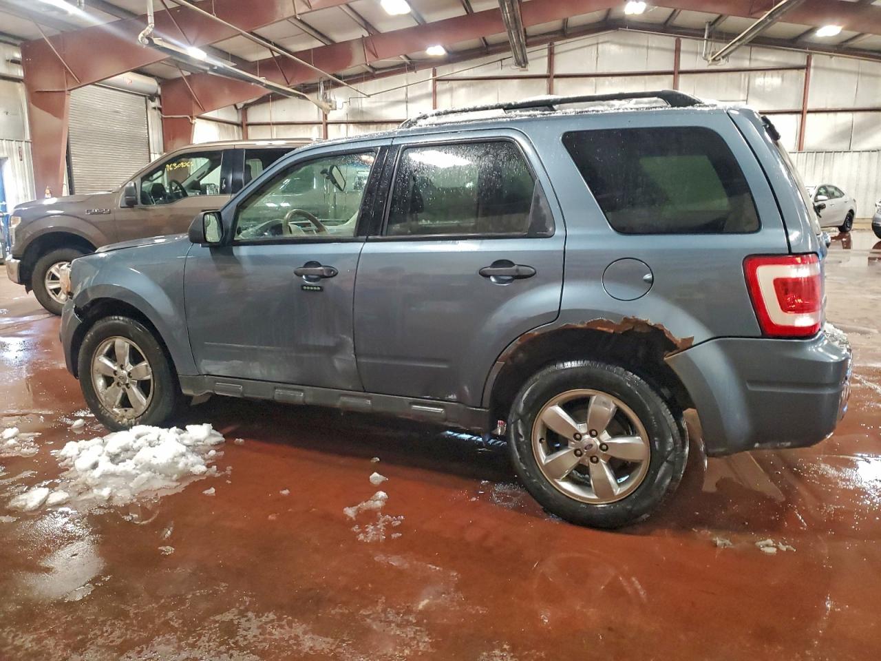 2010 FORD ESCAPE XLT photo 2