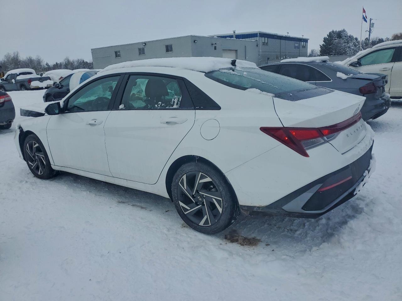 2025 HYUNDAI ELANTRA SEL SPORT photo 2