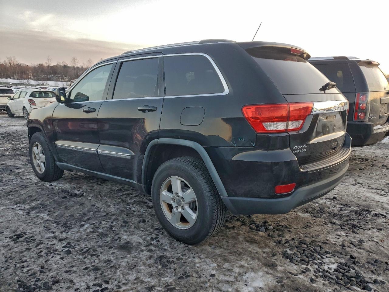 2011 JEEP GRAND CHEROKEE LAREDO photo 2