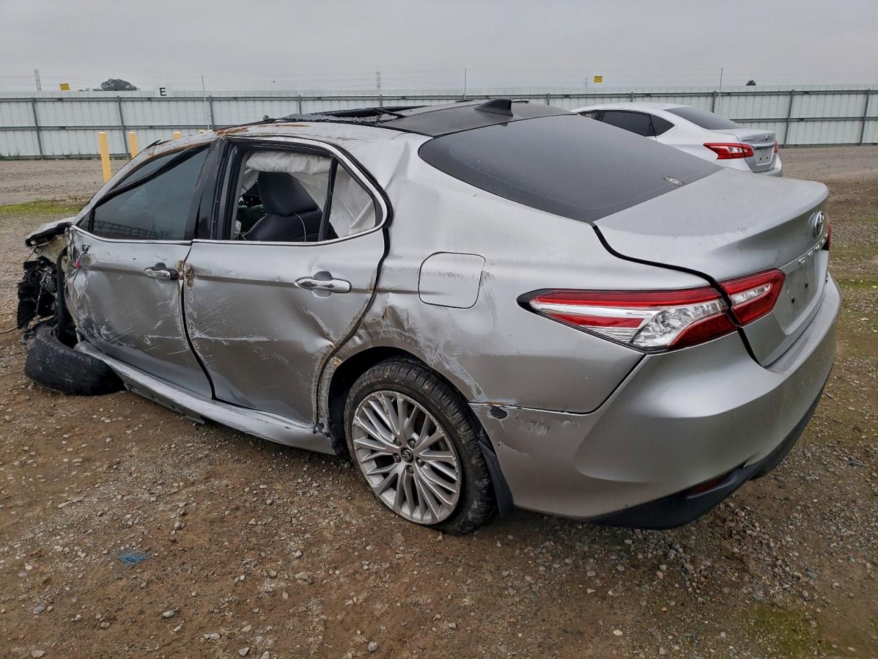 2019 TOYOTA CAMRY XSE photo 2