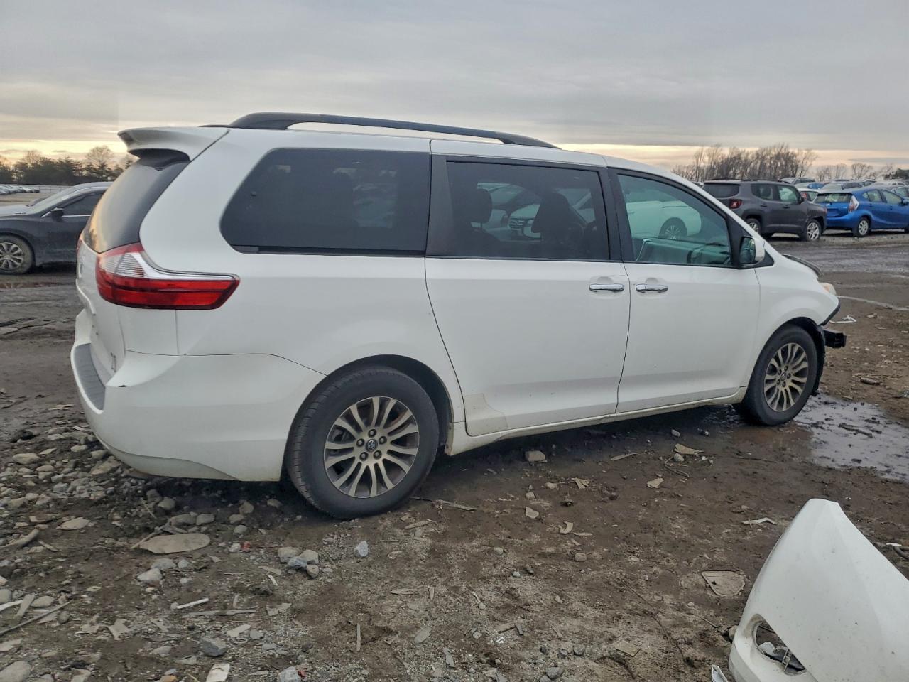 2016 TOYOTA SIENNA LE photo 3