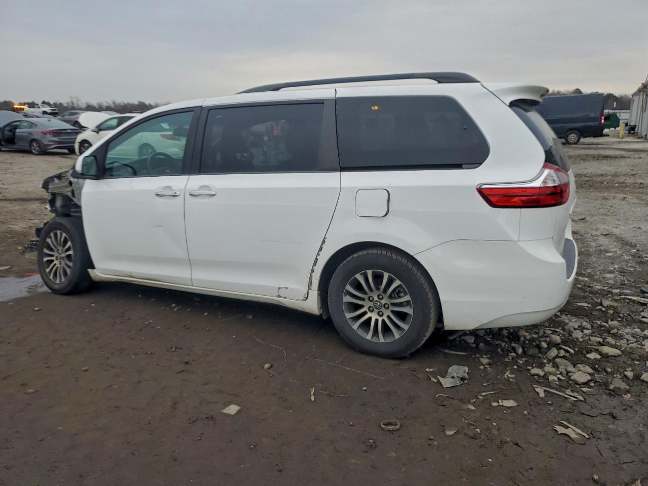 2016 TOYOTA SIENNA LE photo 2