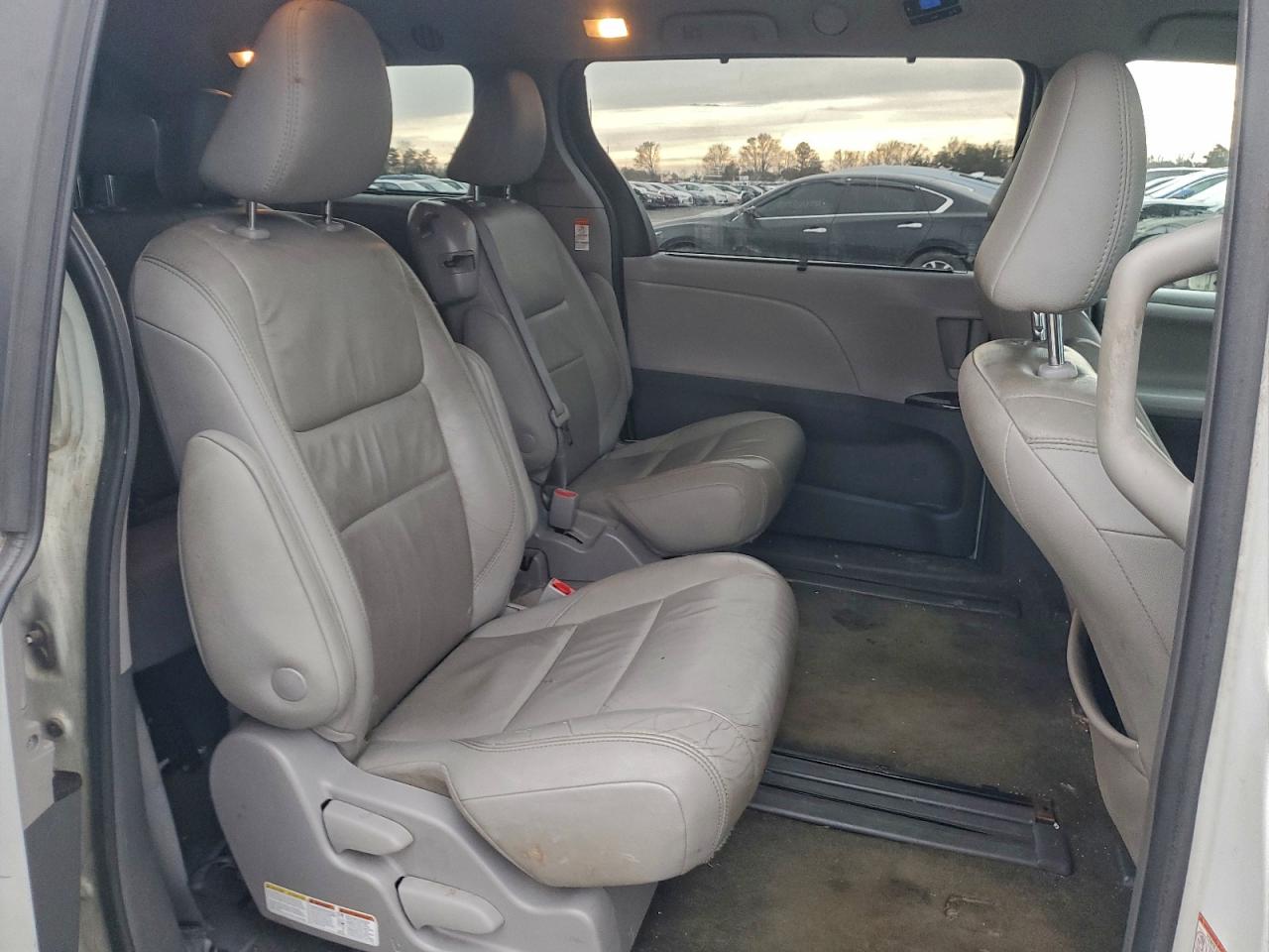 2016 TOYOTA SIENNA LE photo 11