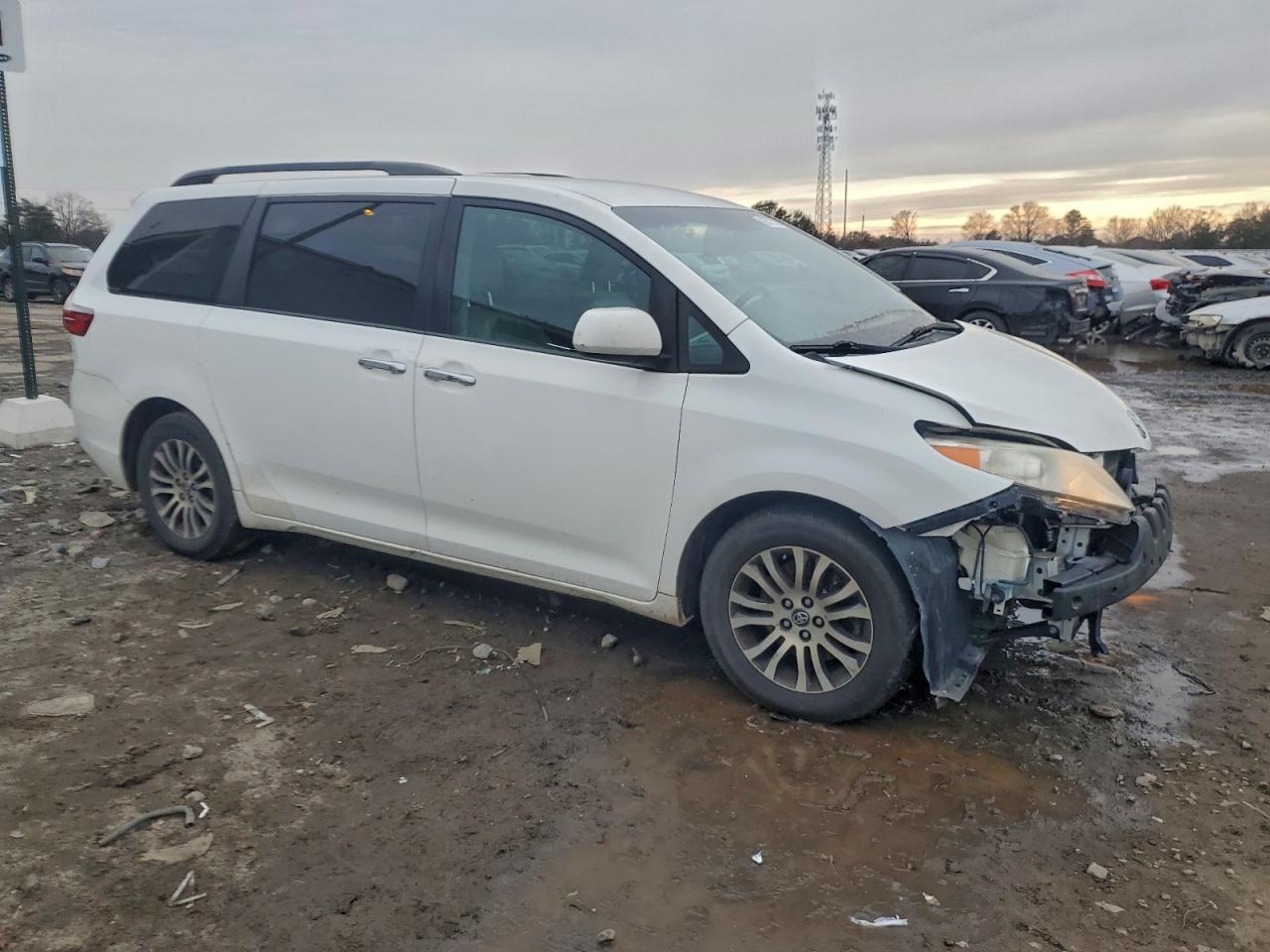 2016 TOYOTA SIENNA LE photo 4