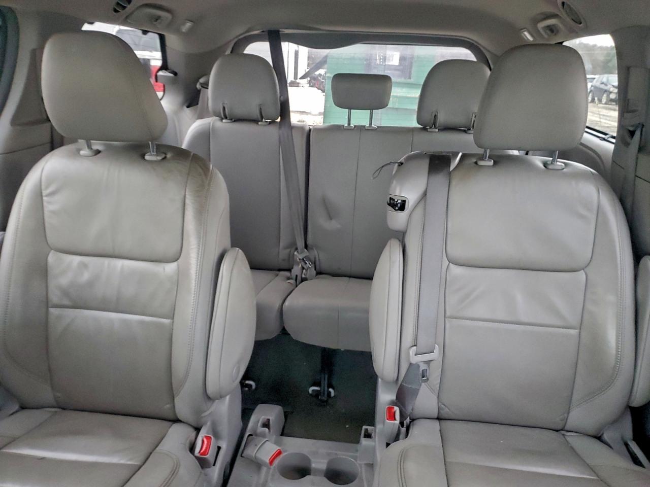 2016 TOYOTA SIENNA LE photo 10