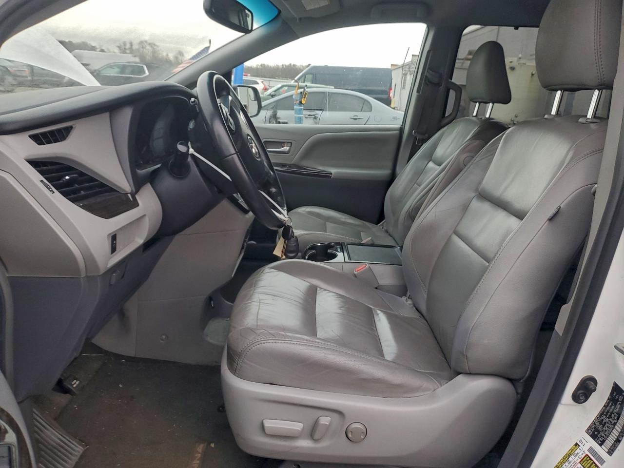 2016 TOYOTA SIENNA LE photo 7