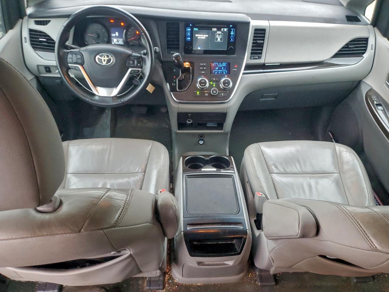2016 TOYOTA SIENNA LE photo 8