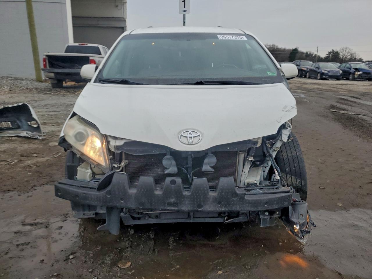 2016 TOYOTA SIENNA LE photo 5