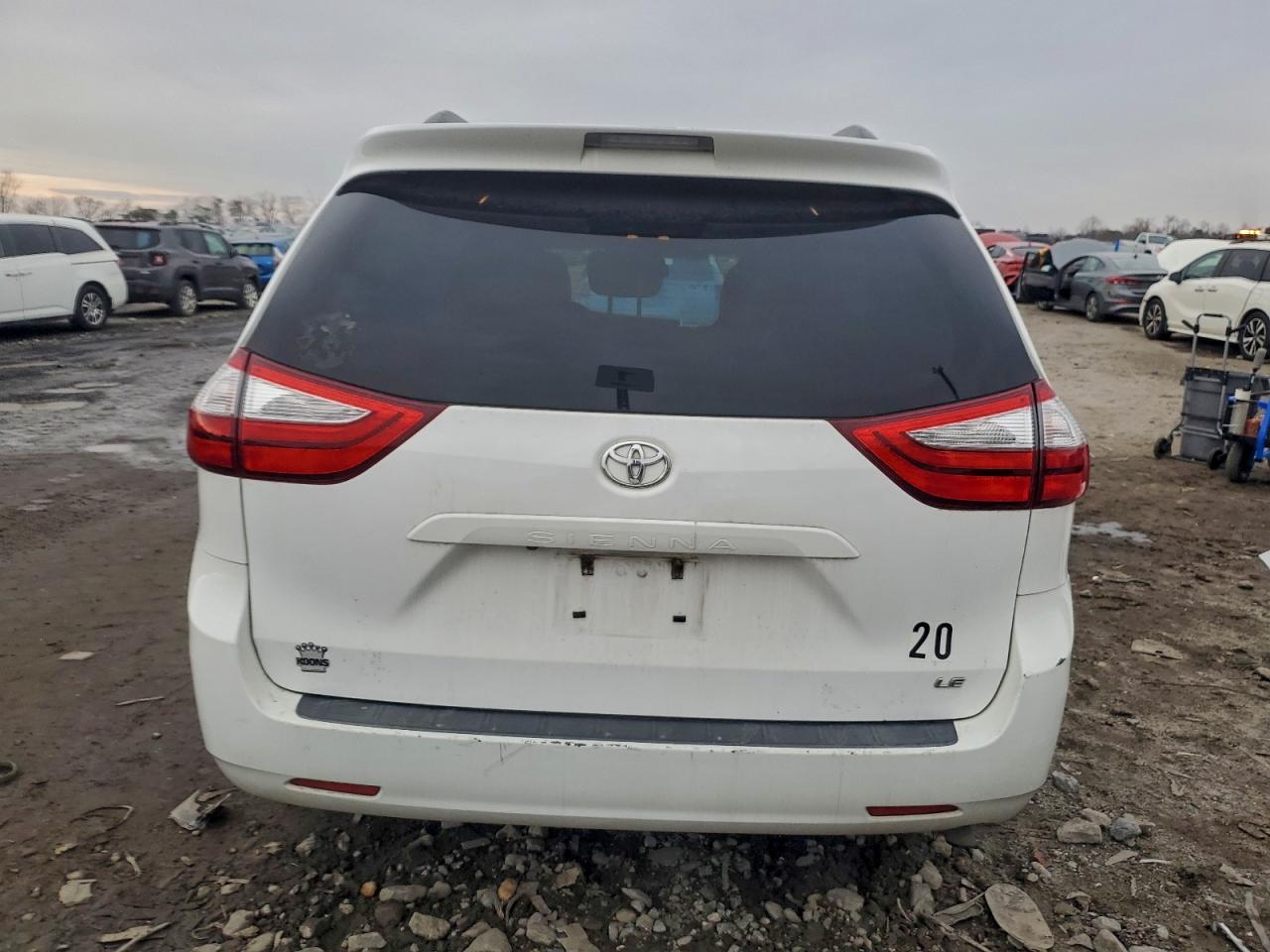 2016 TOYOTA SIENNA LE photo 6