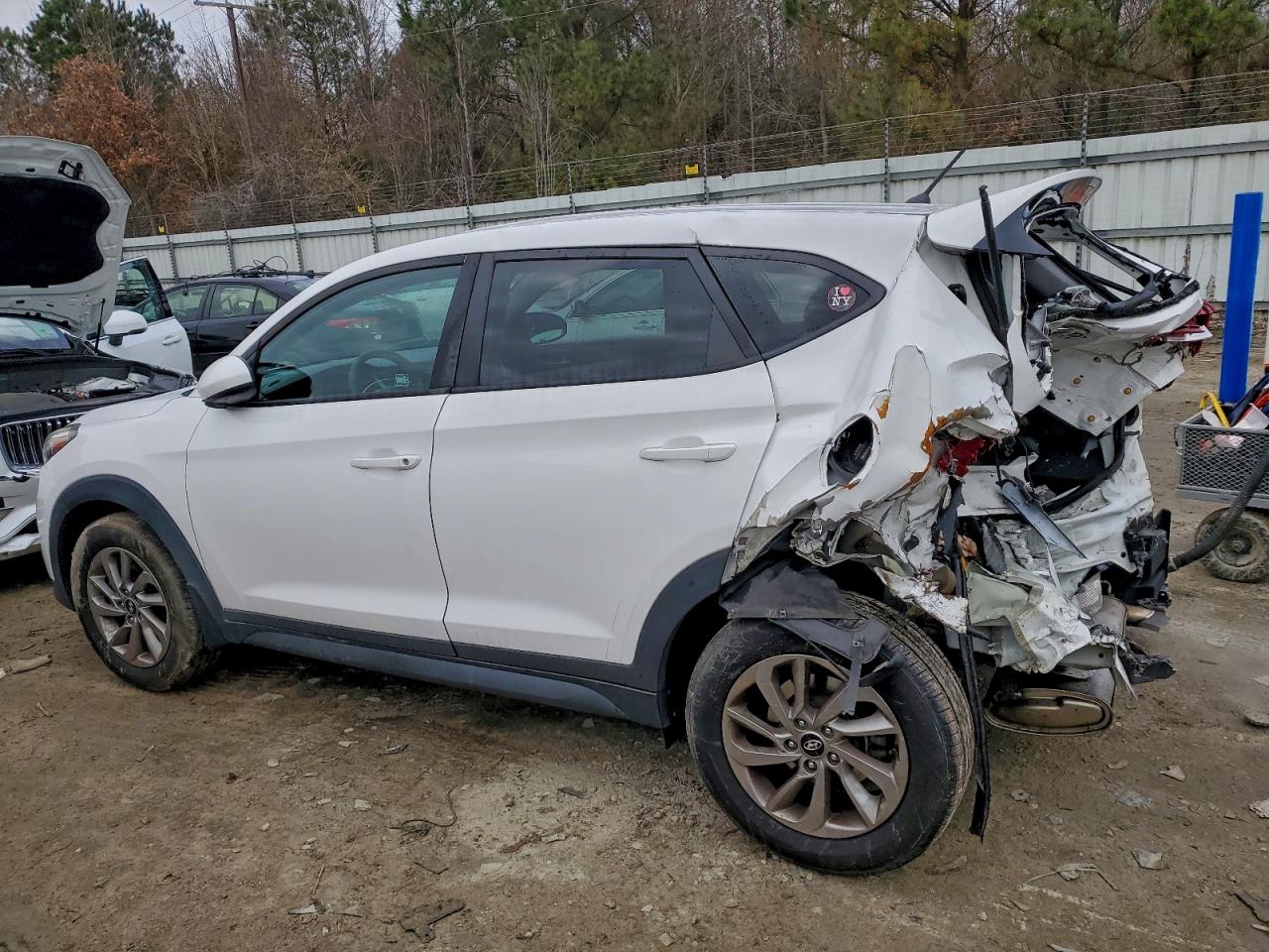 2018 HYUNDAI TUCSON SE photo 2