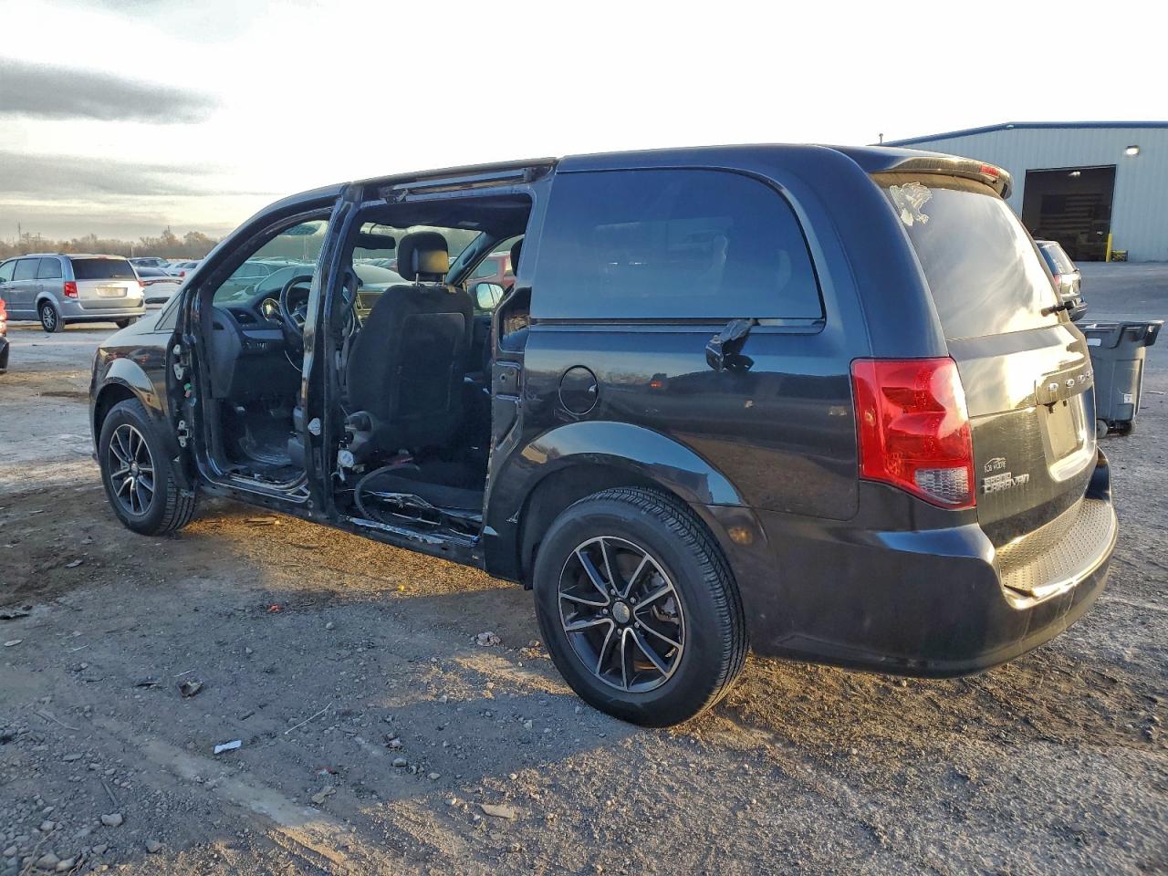 2015 DODGE GRAND CARAVAN SXT photo 2