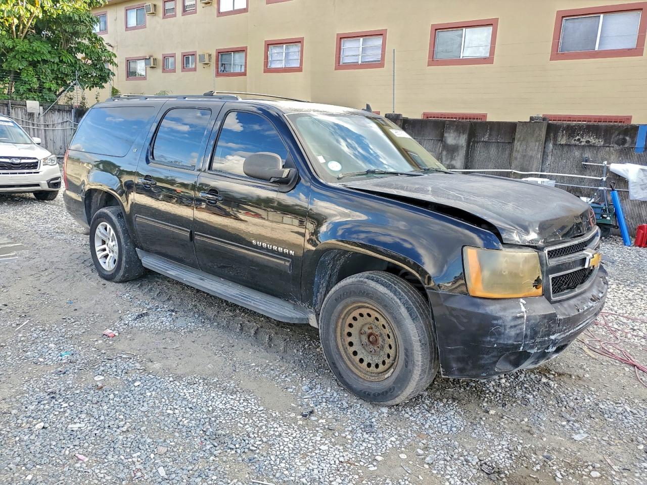 2013 CHEVROLET SUBURBAN K1500 LT photo 4