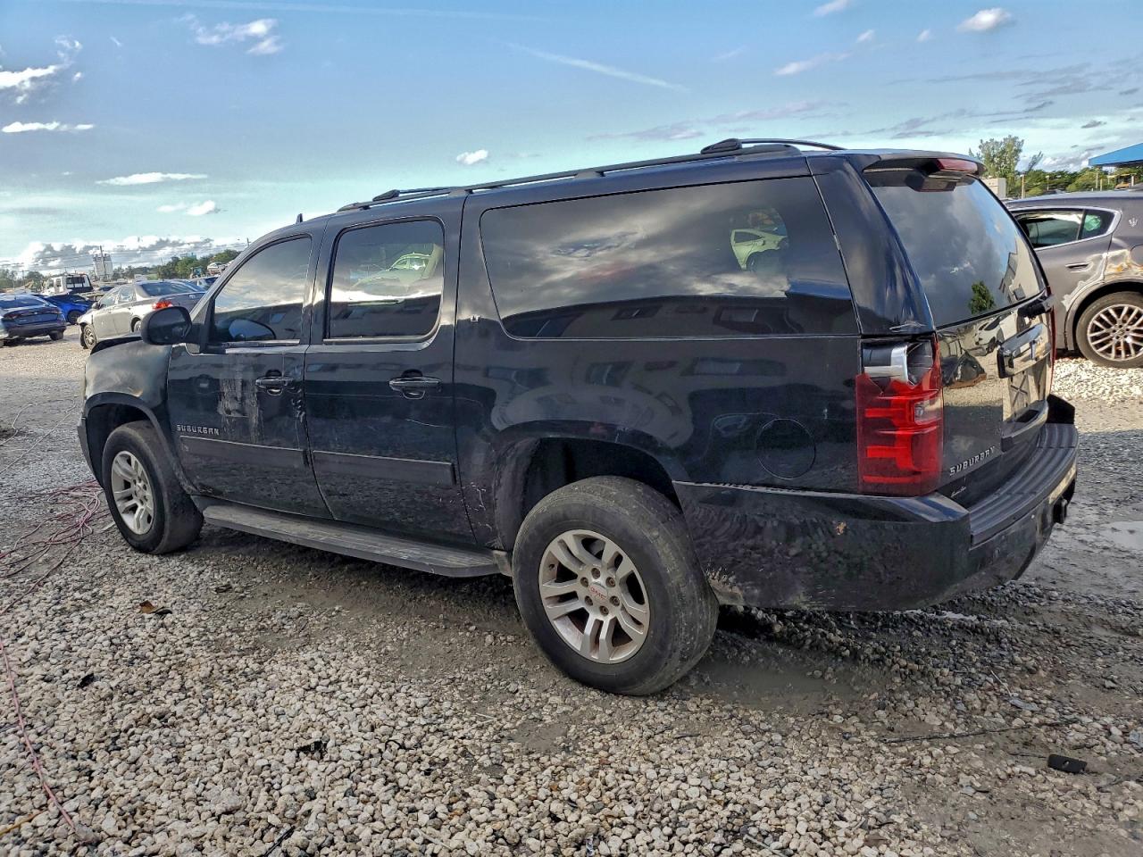2013 CHEVROLET SUBURBAN K1500 LT photo 2