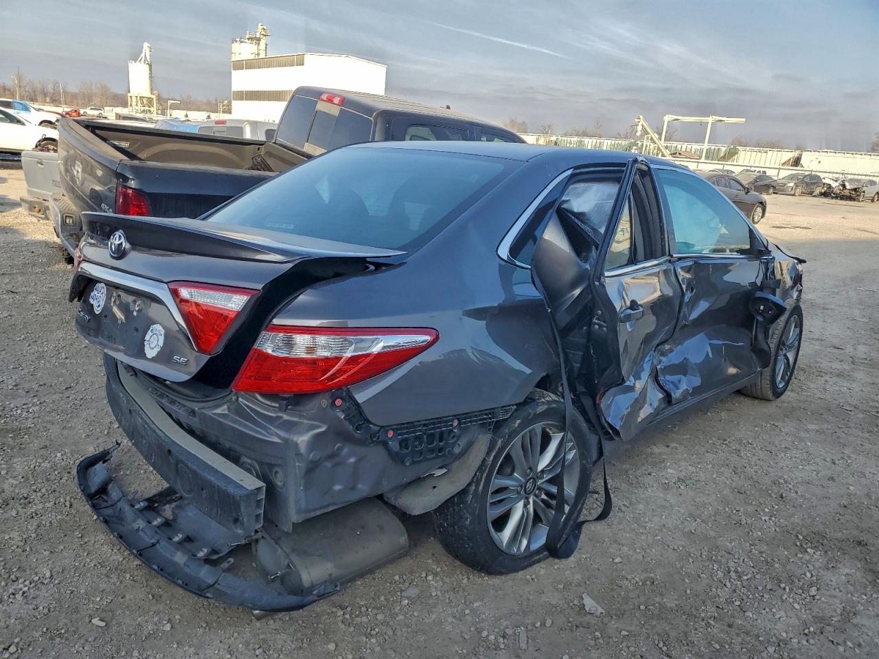 2017 TOYOTA CAMRY LE photo 3