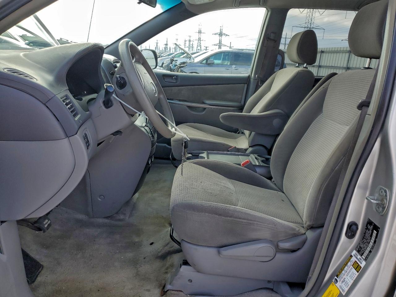 2007 TOYOTA SIENNA CE photo 7