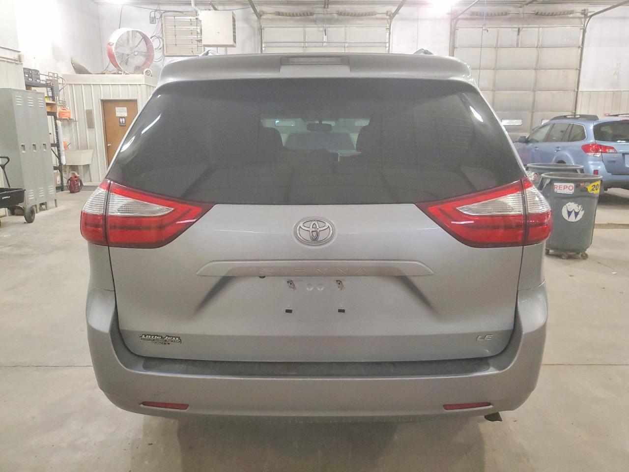 2016 TOYOTA SIENNA LE photo 6