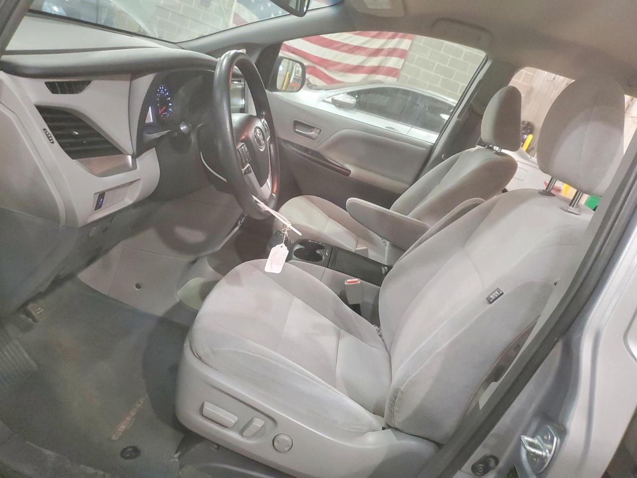 2016 TOYOTA SIENNA LE photo 7