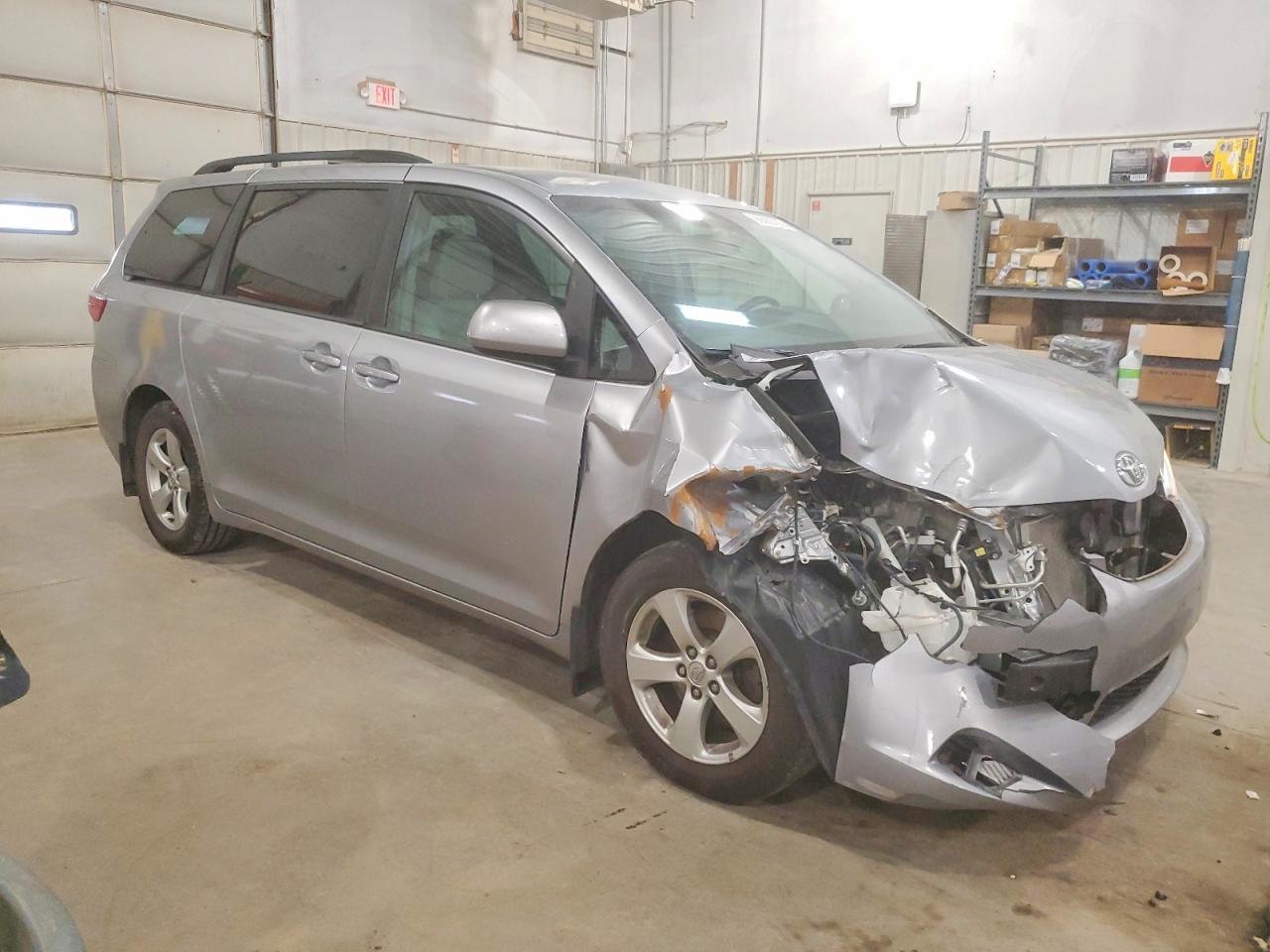 2016 TOYOTA SIENNA LE photo 4