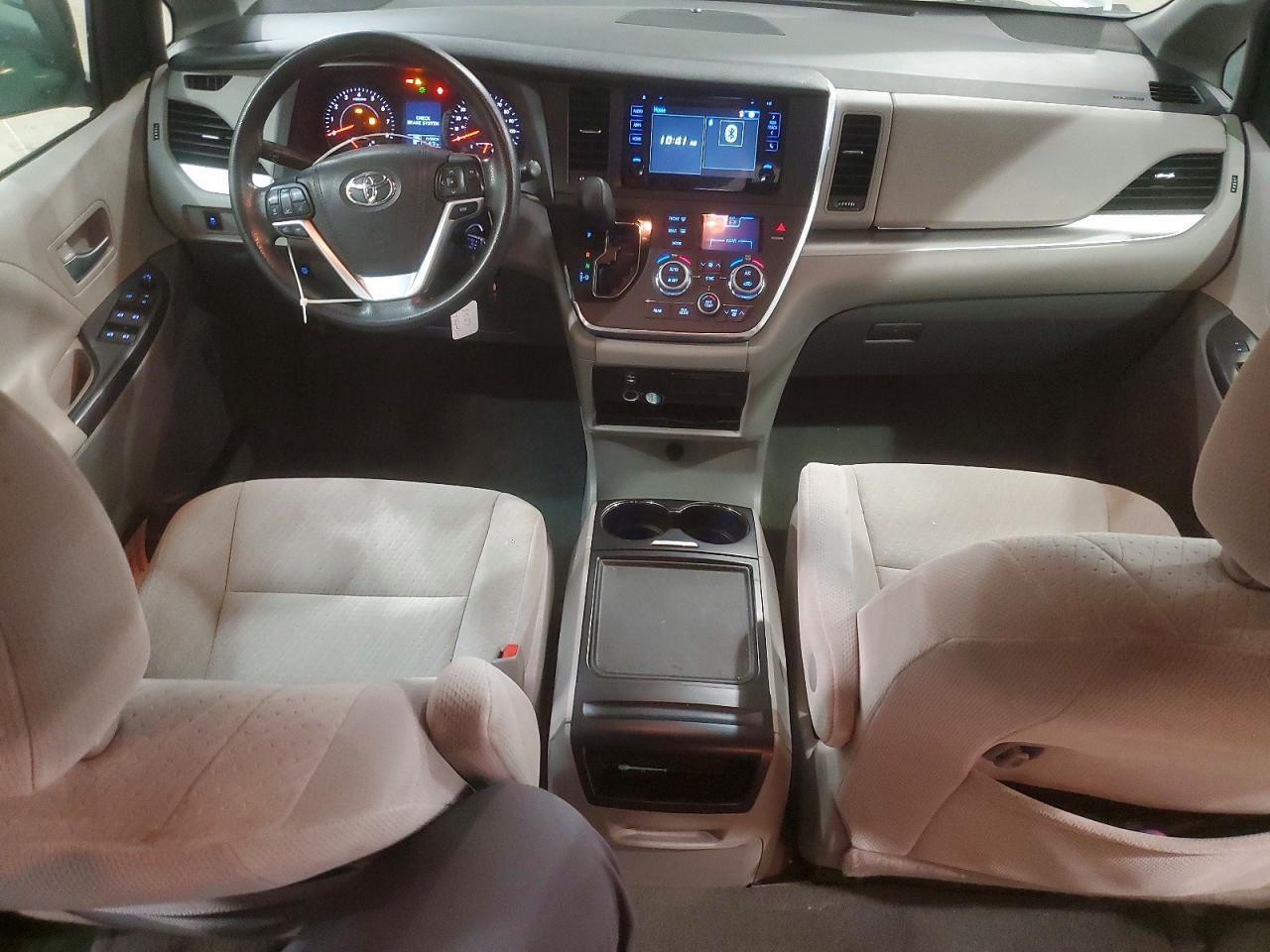 2016 TOYOTA SIENNA LE photo 8