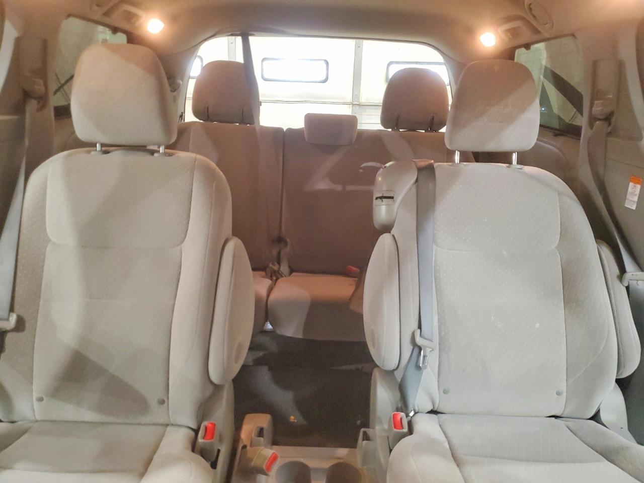 2016 TOYOTA SIENNA LE photo 10
