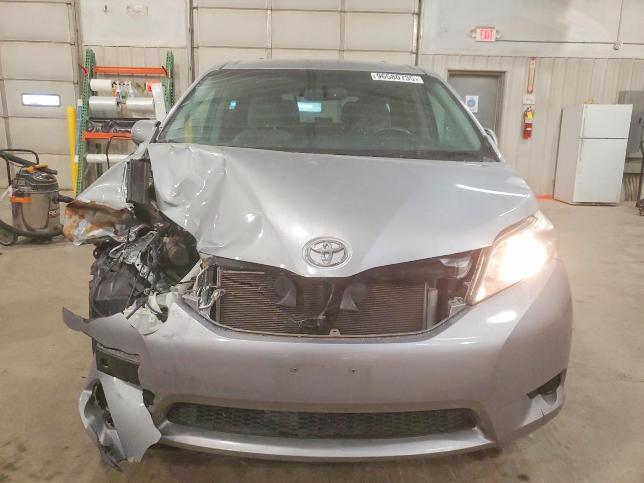 2016 TOYOTA SIENNA LE photo 5