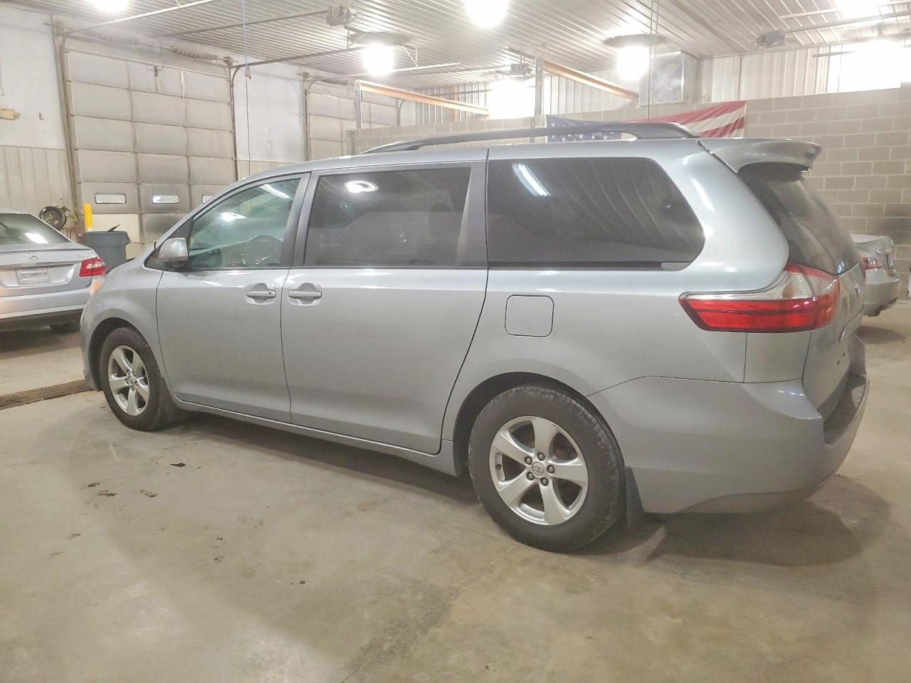 2016 TOYOTA SIENNA LE photo 2