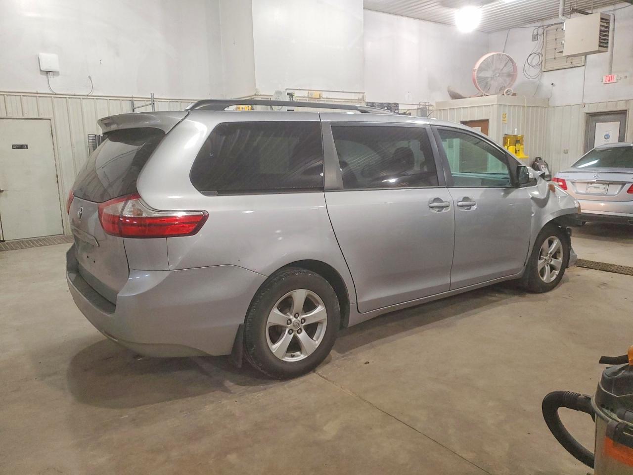 2016 TOYOTA SIENNA LE photo 3