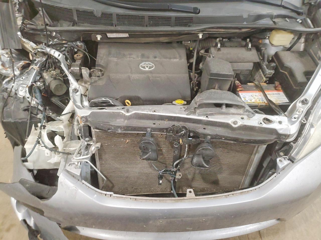 2016 TOYOTA SIENNA LE photo 12