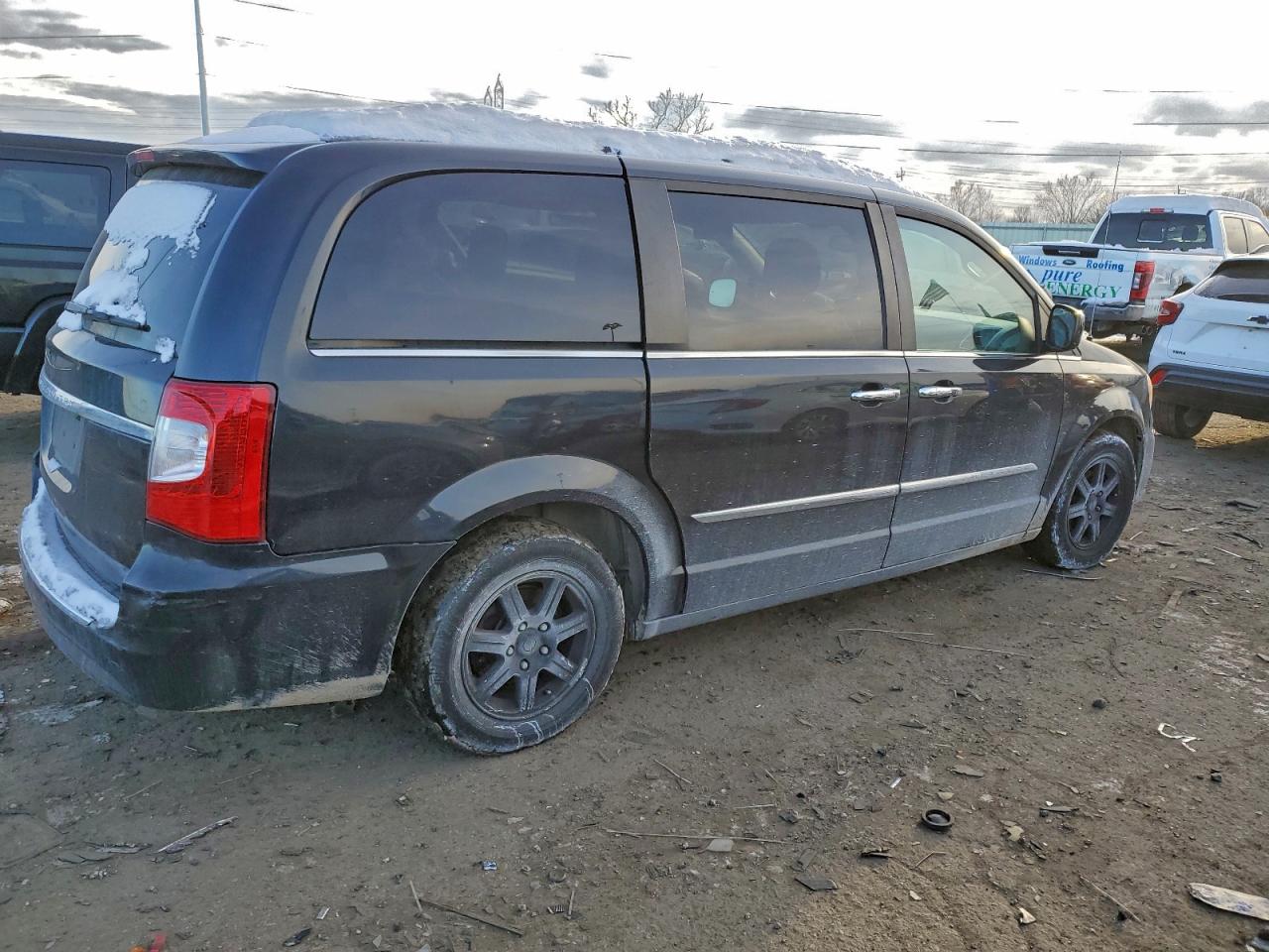 2011 CHRYSLER TOWN & COUNTRY TOURING photo 3